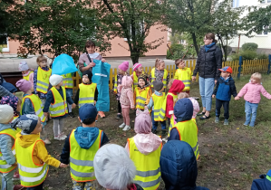 Dzieci sprzątają ogród przedszkolny